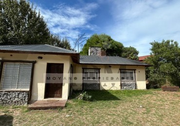 Excelente propiedad con dos casas y gran parque en Mar Azul