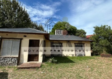 Excelente propiedad con dos casas y gran parque en Mar Azul