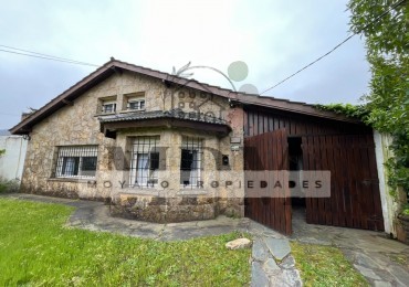Chalet amplio de 4 dormitorios con patio y quincho en el centro de Villa Gesell