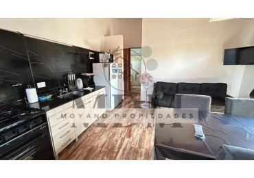 Comodo Departamento en 1° Piso por Escalera 