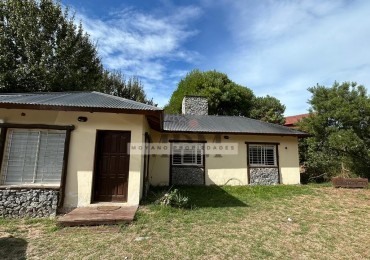 Excelente propiedad con dos casas y gran parque en Mar Azul