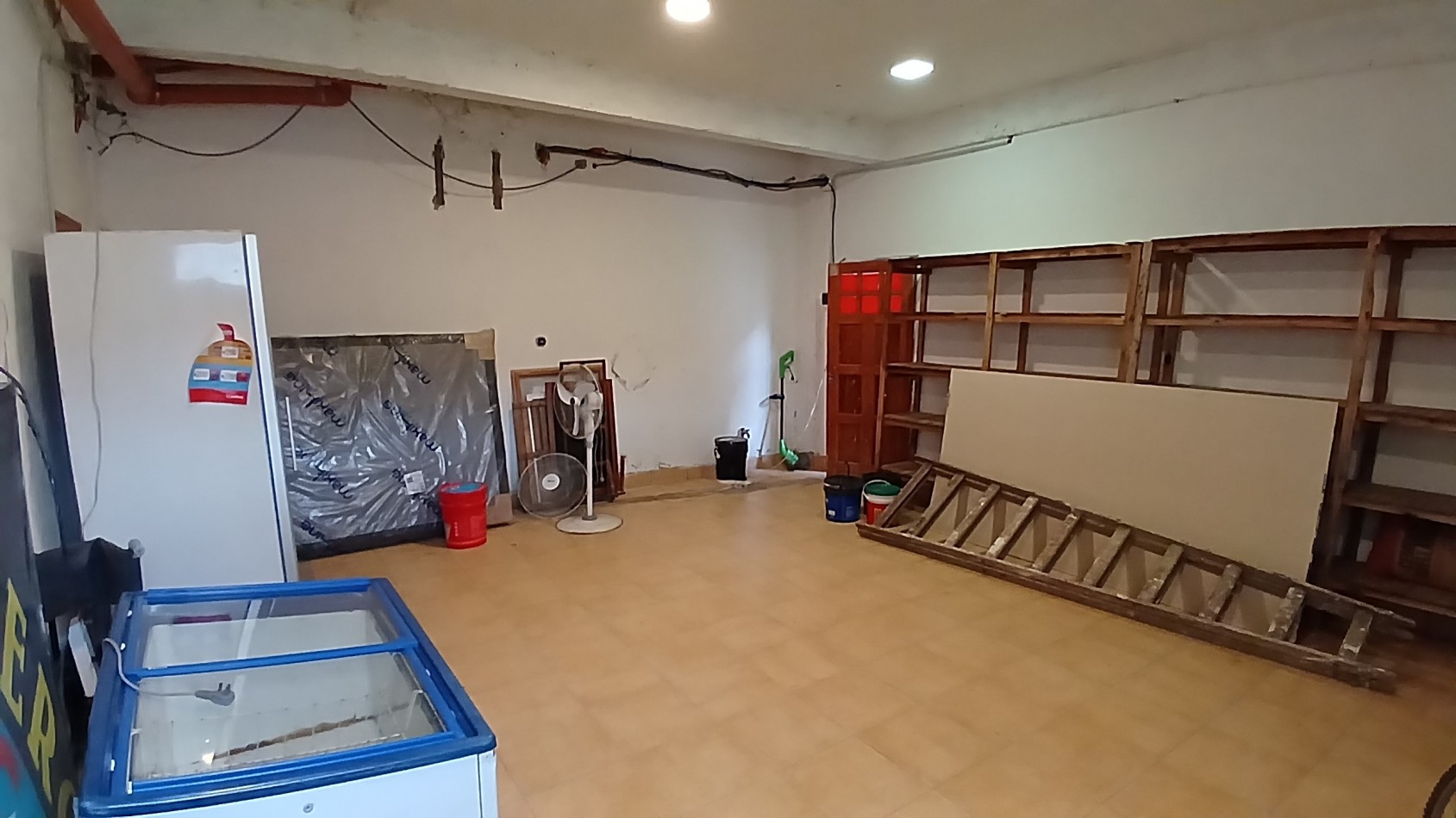 Amplio local con deposito y camara de frio - Boulevard e/142 y 143 - Villa Gesell