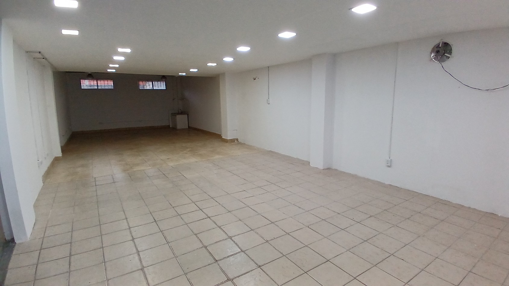 Amplio local con deposito y camara de frio - Boulevard e/142 y 143 - Villa Gesell