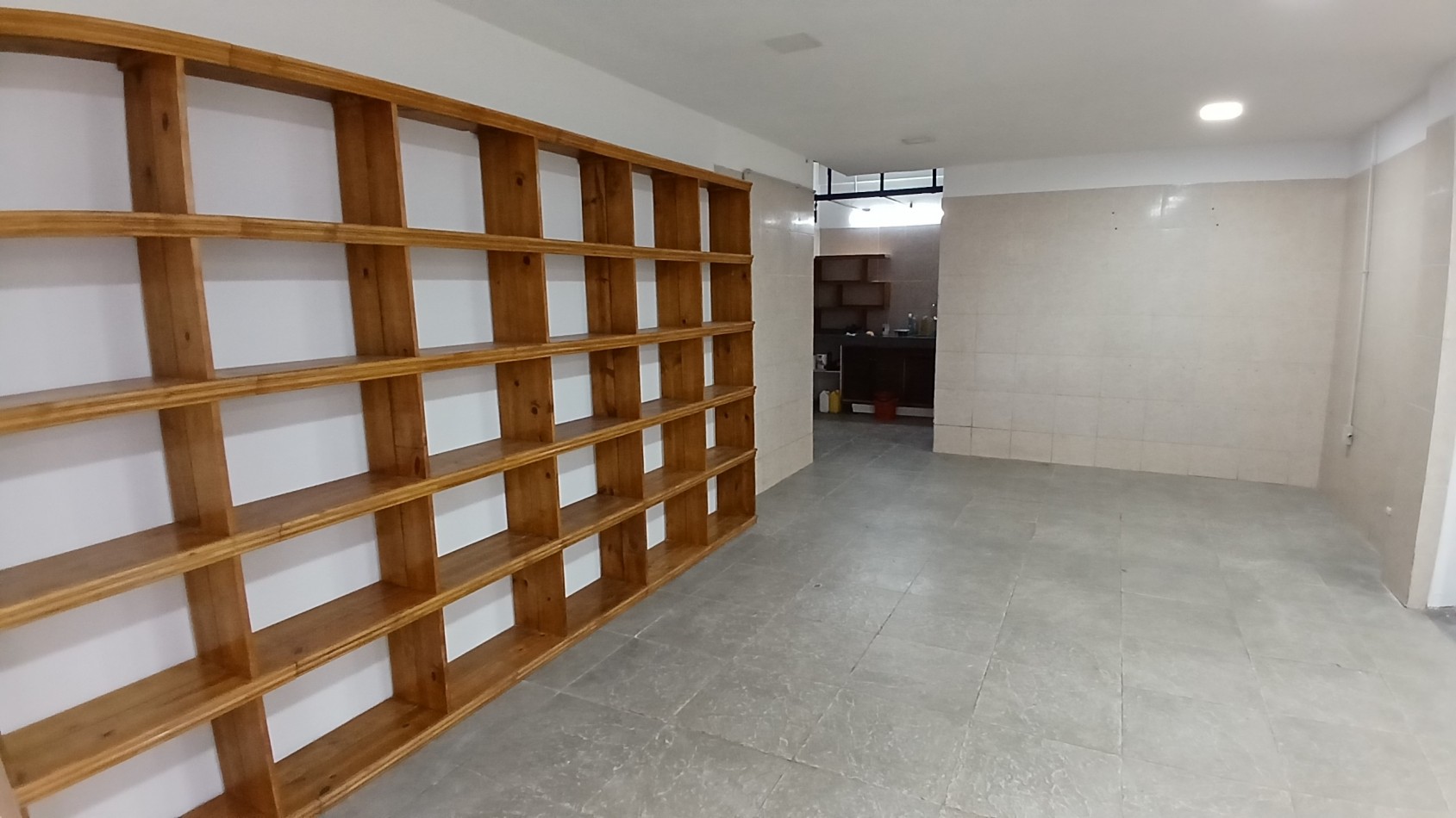 Amplio local con deposito y camara de frio - Boulevard e/142 y 143 - Villa Gesell