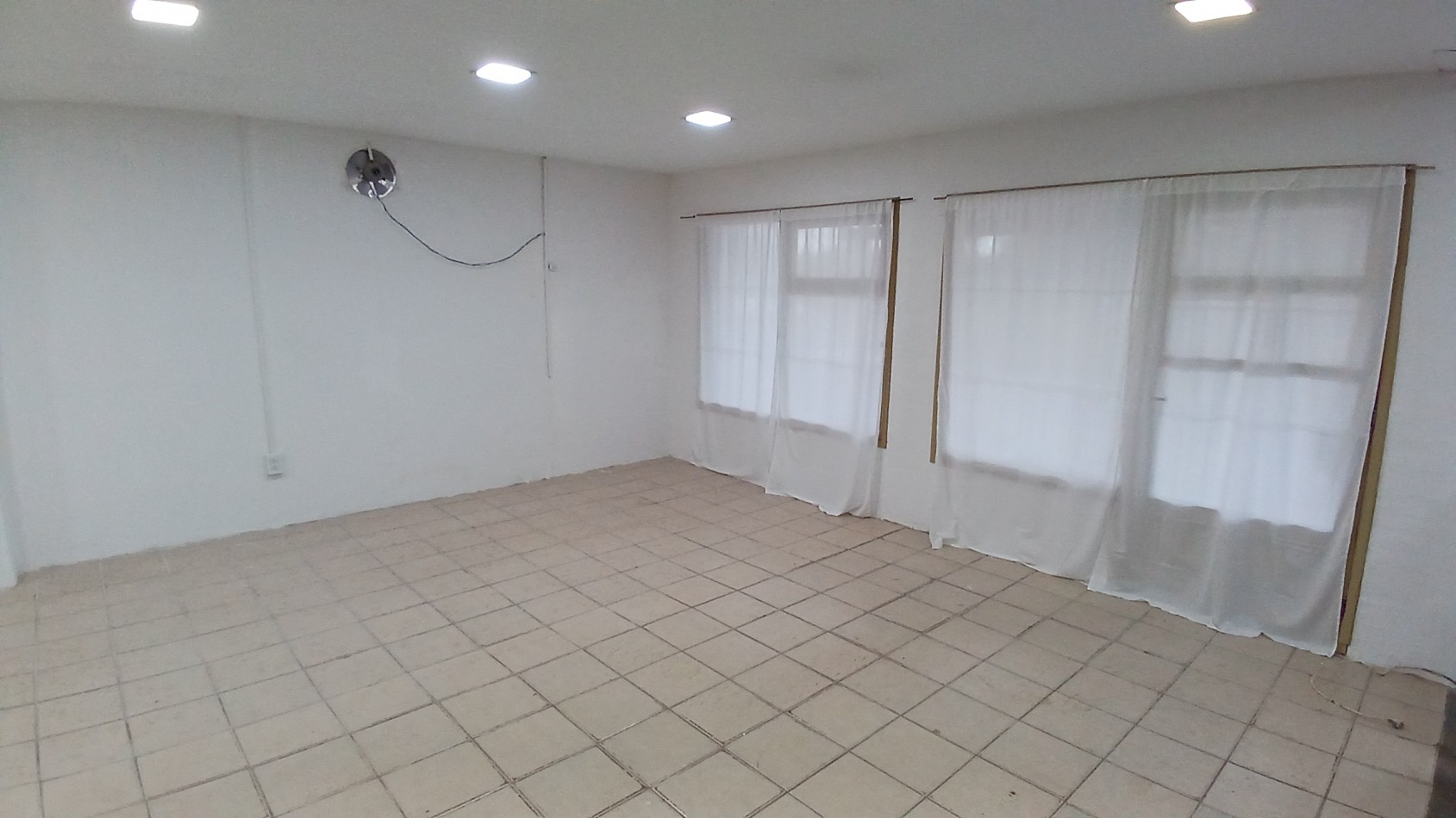 Amplio local con deposito y camara de frio - Boulevard e/142 y 143 - Villa Gesell