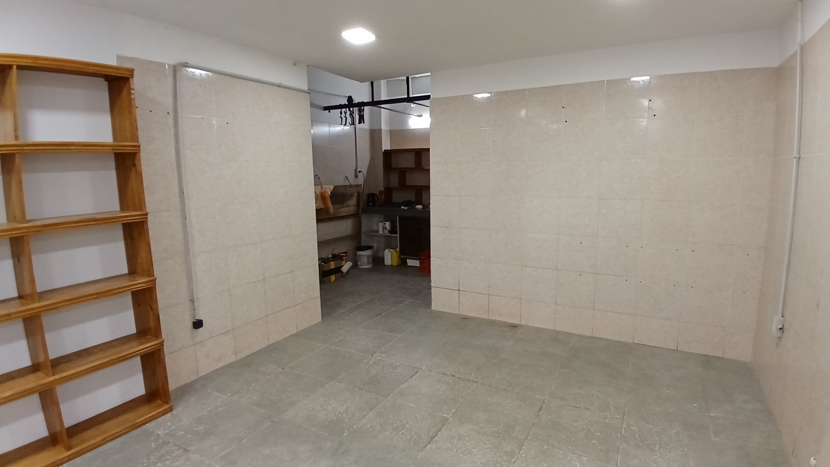 Amplio local con deposito y camara de frio - Boulevard e/142 y 143 - Villa Gesell