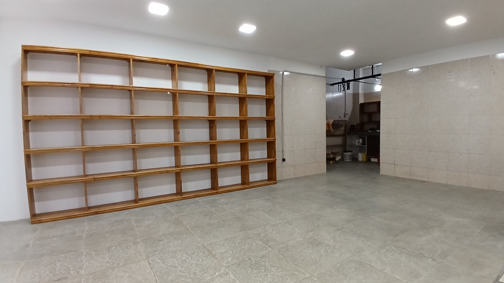 Amplio local con deposito y camara de frio - Boulevard e/142 y 143 - Villa Gesell