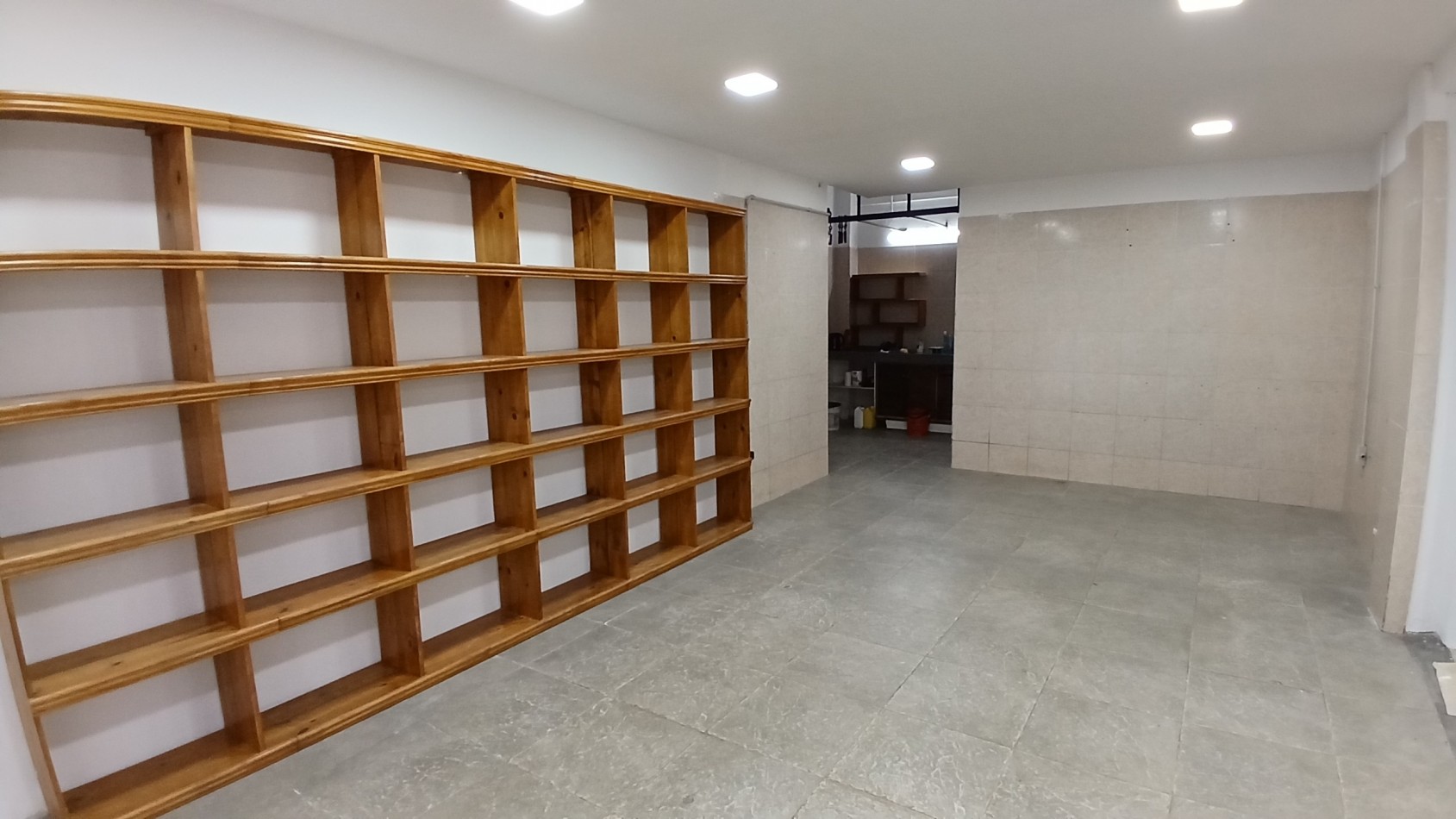 Amplio local con deposito y camara de frio - Boulevard e/142 y 143 - Villa Gesell