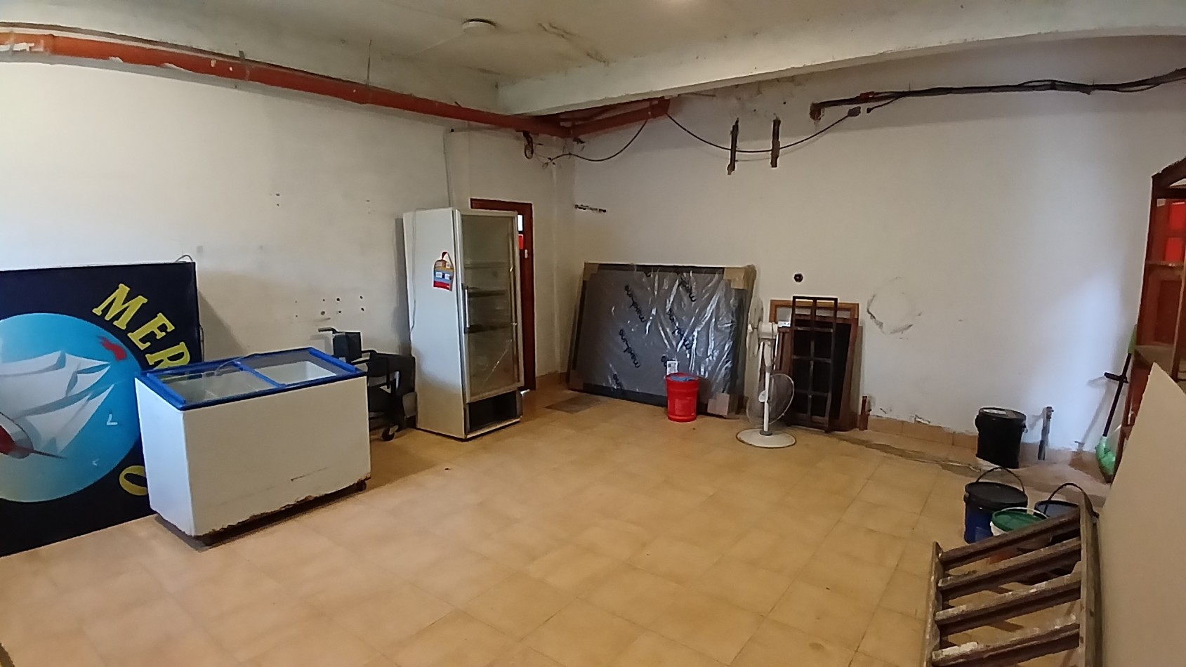 Amplio local con deposito y camara de frio - Boulevard e/142 y 143 - Villa Gesell