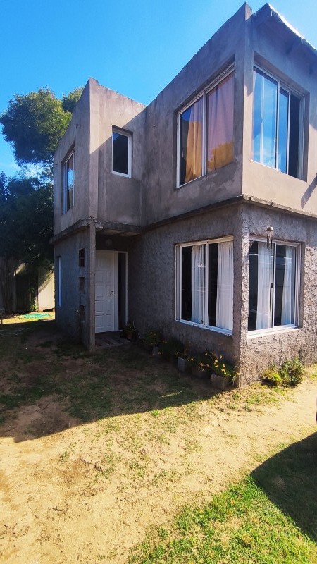 VENTA CASA CON 3 DPTOS EN ZONA GOLF DE VILLA GESELL