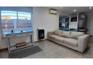 VENTA CASA CON 3 DPTOS EN ZONA GOLF DE VILLA GESELL